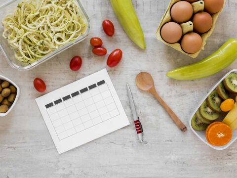 Alimentos sobre una mesa y un planning de comidas