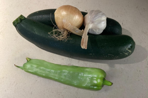 Calabacín, cebolla, ajo y pimiento verde.
