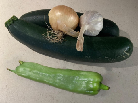 Calabacín, cebolla, ajo y pimiento verde.